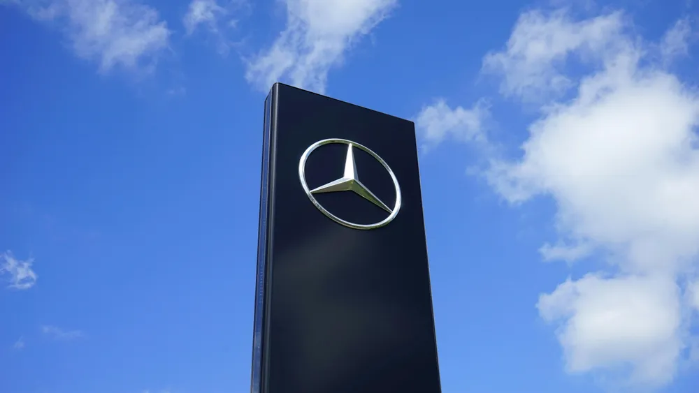 Das Mercedes-Benz Logo auf einem Pfeiler