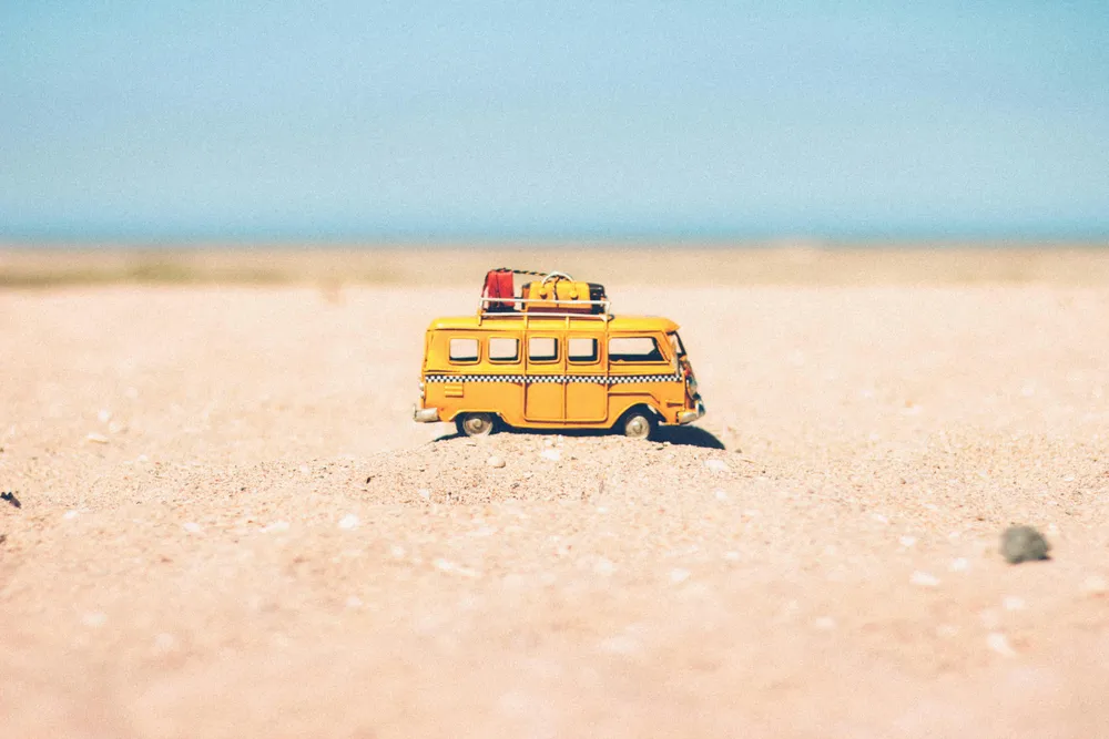 Ein Spielzeugauto an einem Strand