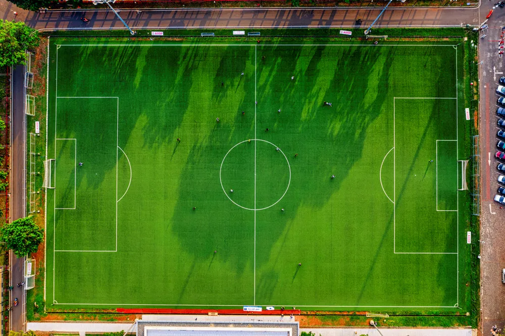 Ein Fußballstadion aus der Vogelperspektive