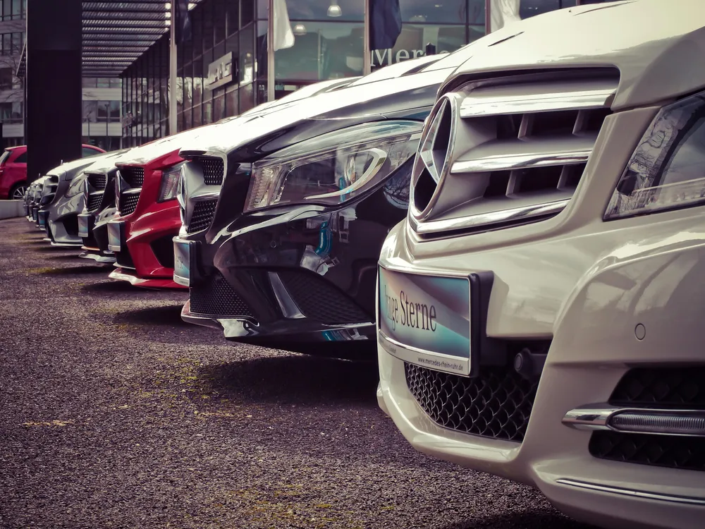 Mehrere Mercedes-Benz Autos auf einem Parkplatz